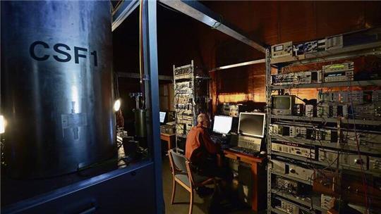 „Mit guten Atomuhren schafft man höchste Präzision“ Der Fachbereichsleiter der PTB, Ekkehard Peik, arbeitet an der Atomuhr CSF 1 in der Physikalisch-Technischen Bundesanstalt (PTB) in Braunschweig. In der PTB ist Peik zweimal im Jahr mit zuständig für die Zeitumstellung.