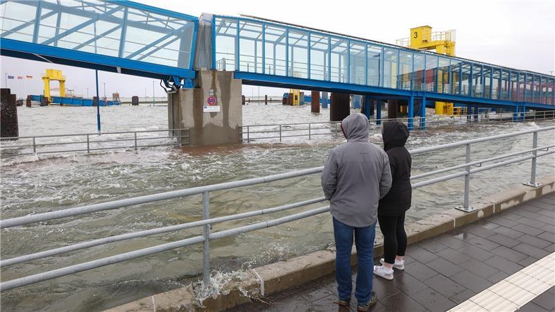 Sturmtief fegt über Deutschland – Verletzte und Fährausfälle Der Fährverkehr war beeinträchtigt