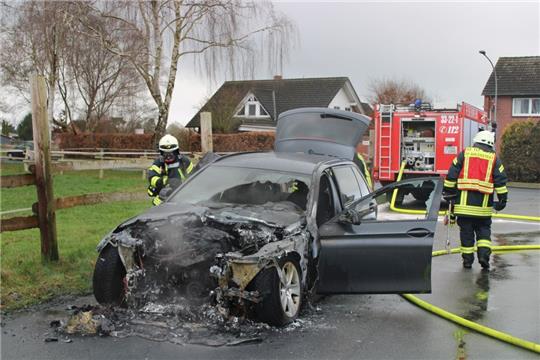 Der Fahrer aus Harsfeld reagierte umgehend und parkte sein brennendes Auto in einer Nebenstraße. Foto: Bockelmann/FF Harsefeld