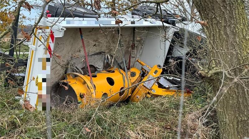 Lkw mit Tieflader verunglückt auf Wirtschaftsweg in Dollern Der Fahrer aus Sachsen-Anhalt hatte ein Bohrgerät und Zubehör für eine Baustelle geladen.