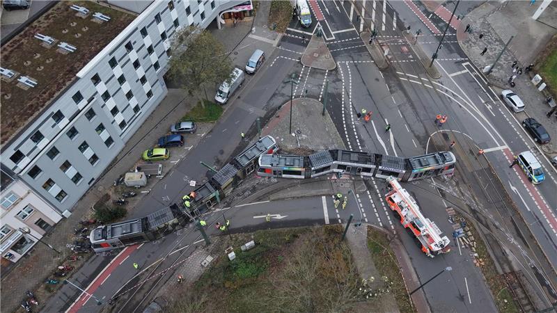 Straßenbahn in Düsseldorf entgleist - 13 Verletzte Der Fahrer der Straßenbahn erlitt einen Schock.