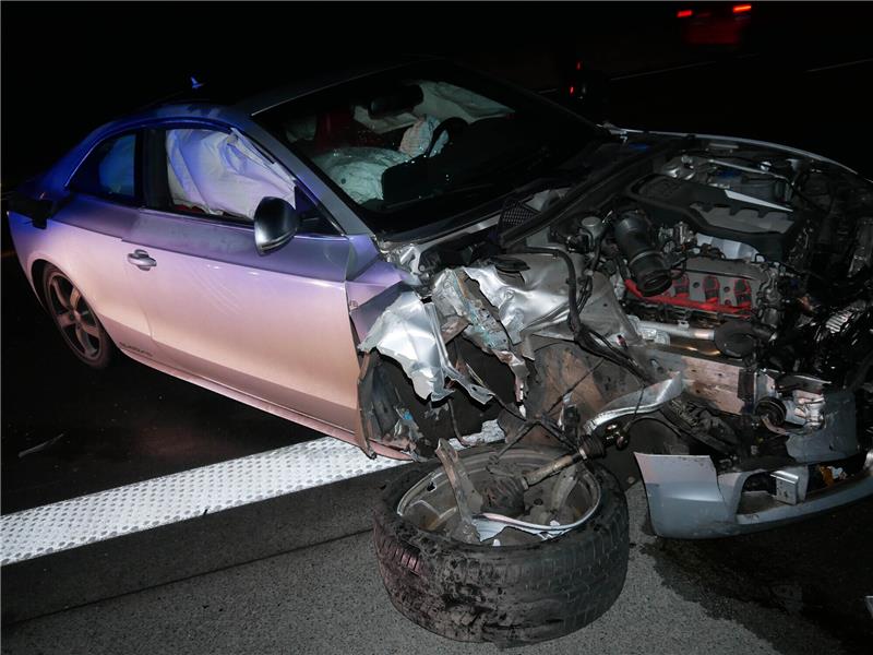 Hansalinie A1: Unfall nach Sekundenschlaf Der Fahrer des Audi wurde bei dem Unfall leicht verletzt. Foto: Polizei Rotenburg