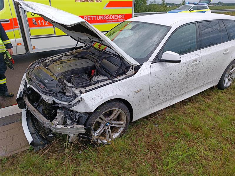 BMW rammt Leitplanke – A26 gesperrt Der Fahrer des BMW hat auf der A26 die Kontrolle über sein Fahrzeug verloren. Foto: Polizei