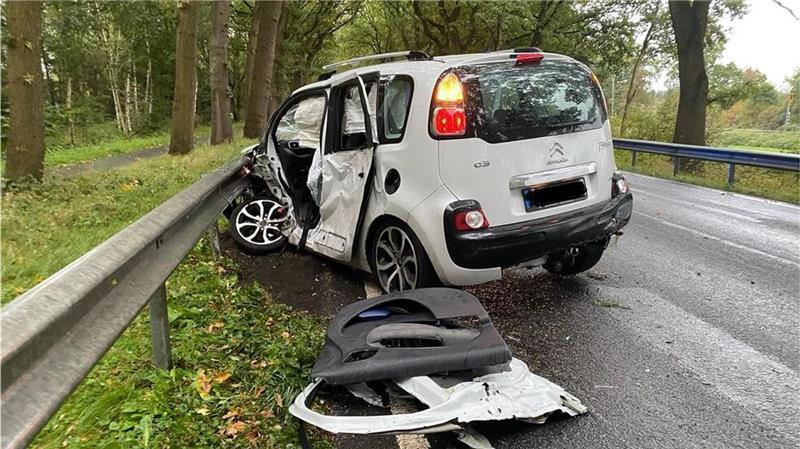 Bundeswehrfahrzeug überschlägt sich und Kollision mit Trecker Der Fahrer des Citroën Picasso wurde bei dem Unfall leicht verletzt, sein Auto komplett zerstört.