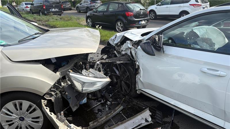 Der Fahrer des Ford C-Max wurde bei dem Zusammenstoß schwer verletzt.