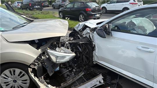 Der Fahrer des Ford C-Max wurde bei dem Zusammenstoß schwer verletzt.