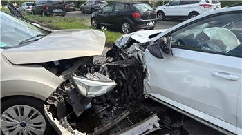 Der Fahrer des Ford C-Max wurde bei dem Zusammenstoß schwer verletzt.