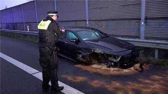 Der Fahrer des Mercedes-AMG verlor bei einem illegalen Rennen auf der Wilhelmsburger Reichsstraße die Kontrolle über seinen 150.000 Euro teuren Wagen. Fotos: Lenthe-Medien