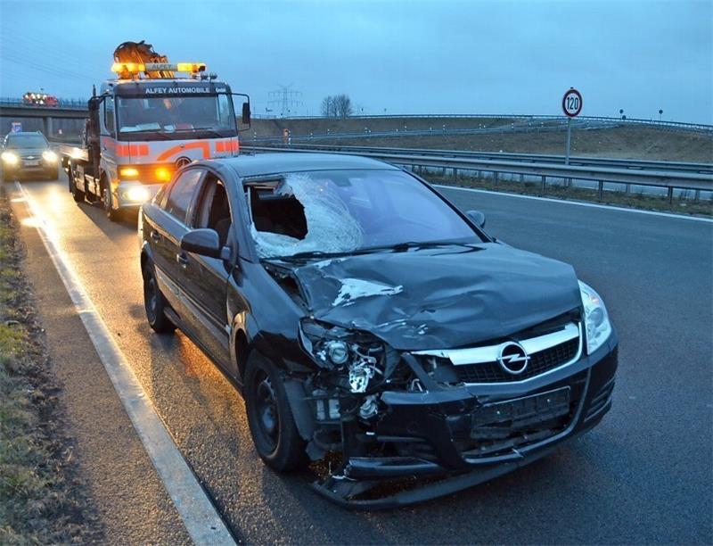 Der Fahrer des Opel Astra erlitt einen Schock: Er hatte den Fußgänger auf der A 26 im Dunkeln nicht erkennen können. Polizei
