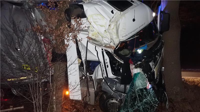Der Fahrer des Sattelzugs wurde im Führerhaus eingeschlossen.