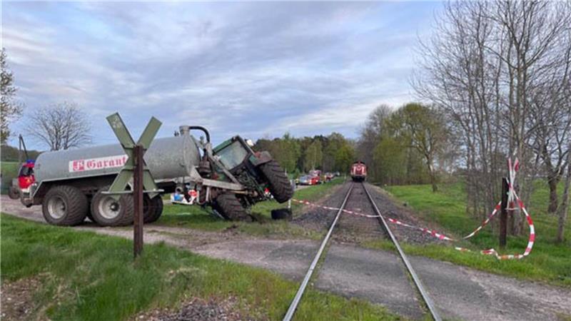 Blickt auf die Unfallstelle.