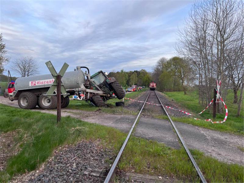 Trecker kollidiert mit Zug – Fahrer stirbt am Unfallort Der Fahrer des Treckers erlag noch am Unfallort seinen Verletzungen. Foto: Polizei