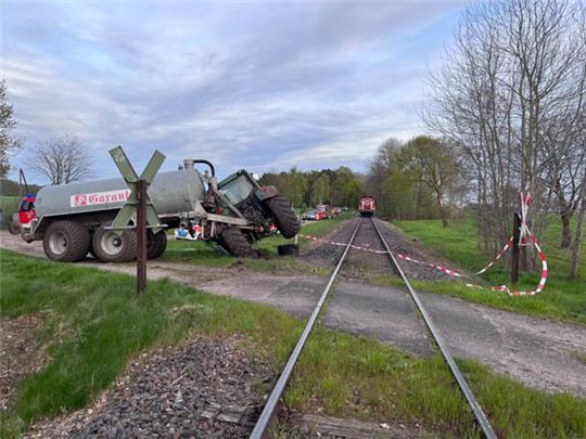 Der Fahrer des Treckers erlag noch am Unfallort seinen Verletzungen. Foto: Polizei