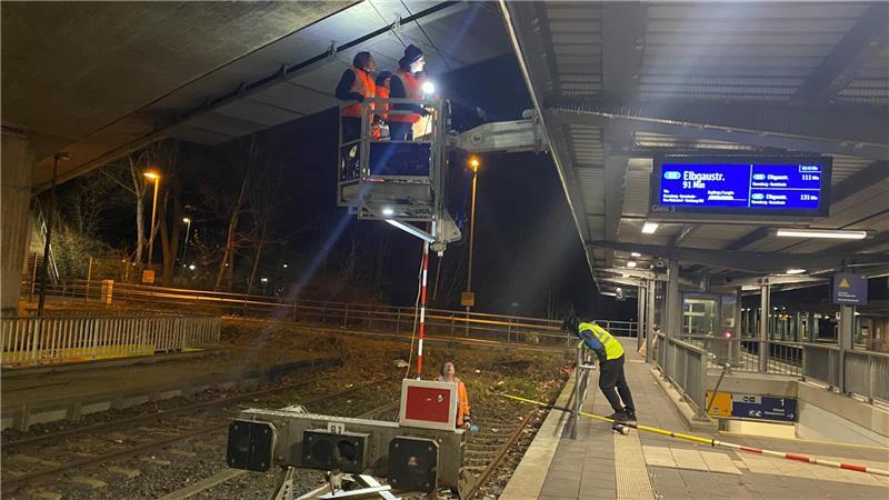 Der Fahrer des Untersichtgeräts muss den Arbeitskorb zwischen Brücke, Oberleitung und Bahnsteigdach hindurchzirkeln.