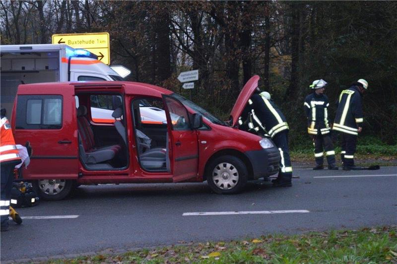 Der Fahrer des VW Caddy musste von der Feuerwehr aus dem Fahrzeug befreit werden. Er wurde mit leichten Verletzungen ins Krankenhaus geliefert. Foto: Polizei Stade
