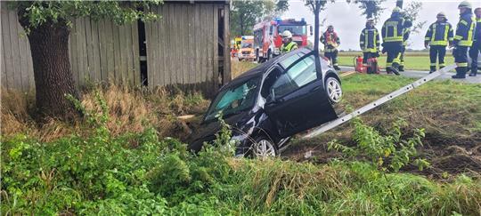Der Fahrer des VW Golf landete über die Gegenfahrbahn im Graben und konnte sich nicht selbst befreien. Foto: Feuerwehr