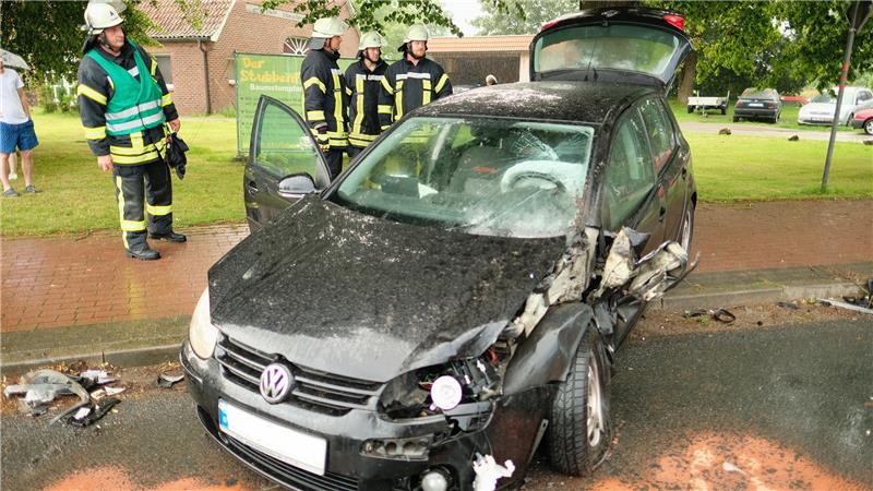 Der Fahrer des VW Golf sowie ein Kind, das im Wagen saß, wurden schwerer verletzt. Foto: Hillyer-Funke/Feuerwehren Samtgemeinde Oldendorf-Himmelpforten