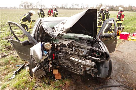 Der Fahrer des VW Golf wurde bei dem Unfall schwer verletzt. Fotos: Rolf Hillyer-Funke / Feuerwehren Samtgemeinde Oldendorf-Himmelpforten