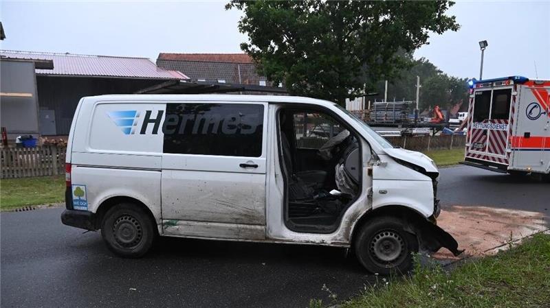 Blaulicht-Report: Transporter verunglückt auf B440 – Polizist angegriffen Der Fahrer des VW-Transporters wurde bei dem Unfall bei Visselhövede schwer verletzt.
