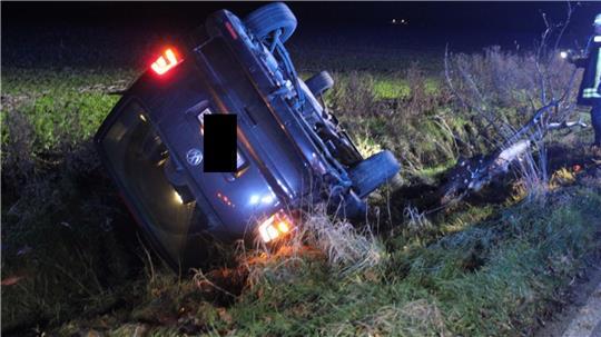 Der Fahrer des VW war aus bisher ungeklärter Ursache von der Fahrbahn abgekommen.