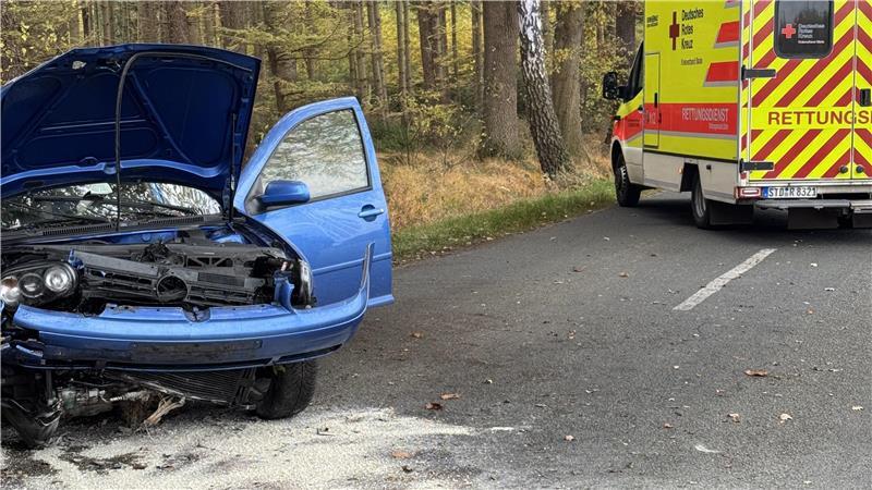 Auto prallt auf der Stader Geest gegen einen Baum Der Fahrer des VW wurde an den Rettungsdienst übergeben.