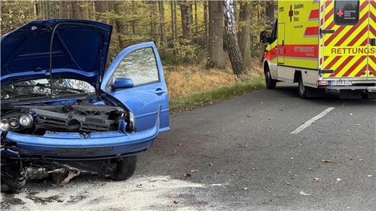 Auto prallt auf der Stader Geest gegen einen Baum Der Fahrer des VW wurde an den Rettungsdienst übergeben.