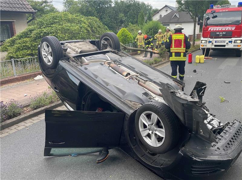 Fahranfänger kracht gegen Baum und überschlägt sich Der Fahrer des Wagens kam in ein Bremerhavener Krankenhaus. Foto: Feuerwehr Loxstedt