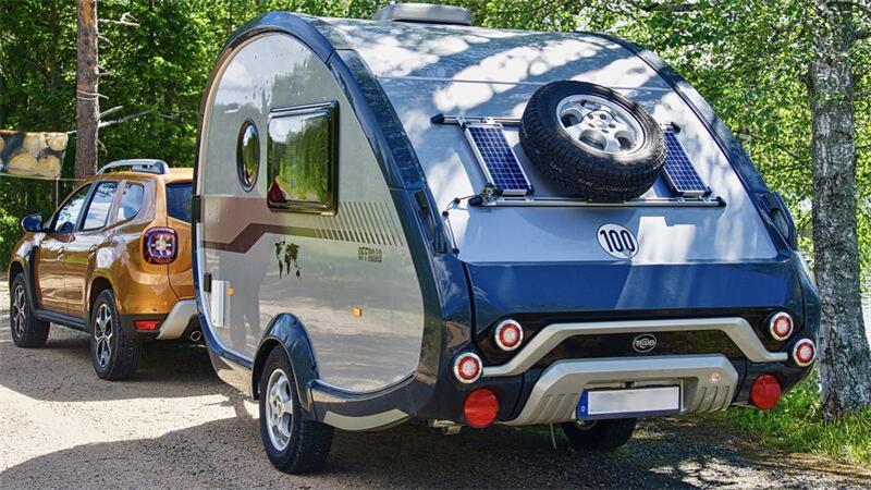 Der Fahrer des Wohnmobilgespanns hat sein Gefährt auf der Bundesstraße angehalten (Symbolbild).