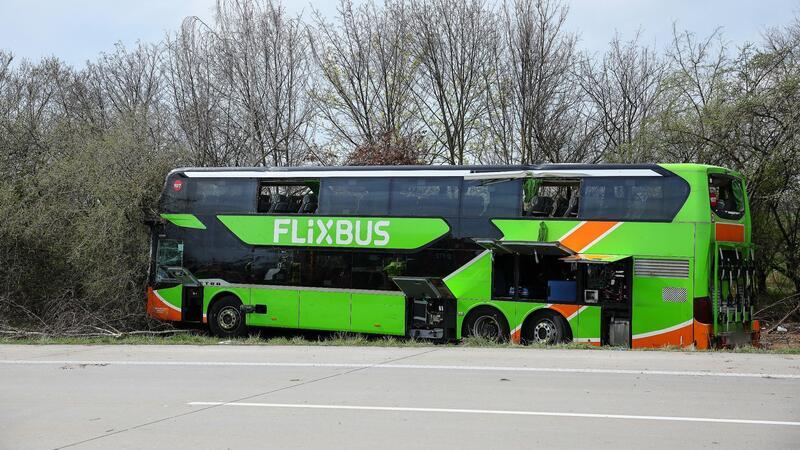 Schwerer Busunfall: Drei der vier Todesopfer identifiziert Der Fahrer des auf der A9 verunglückten Busses soll nach Angaben des Busunternehmens alle Lenk- und Ruhezeiten eingehalten haben.