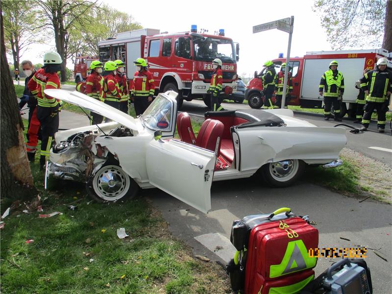 Der Fahrer des historischen Auto-Union-Cabrios verlor nach dem Auffahrunfall die Kontrolle über sein Fahrzeug und prallte gegen einen Baum. Foto: Polizei