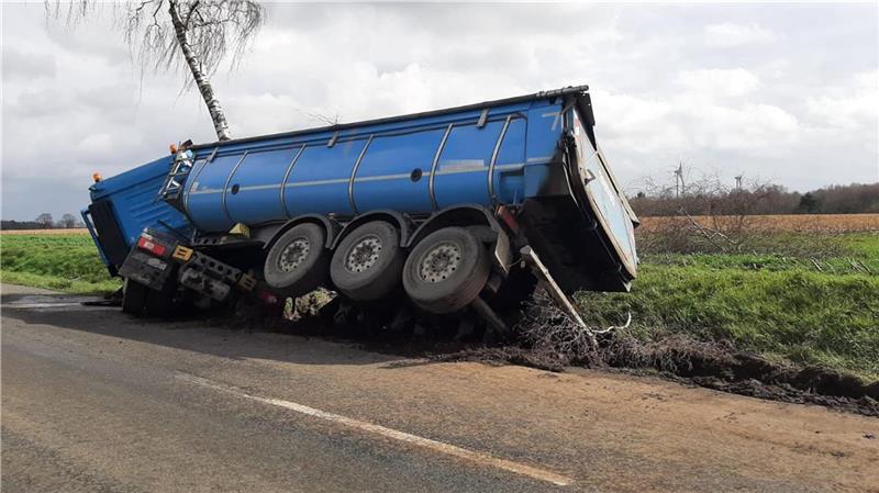 Lkw verunglückt – Straße nahe Ohrel muss gesperrt werden Der Fahrer des verunglückten Muldenkippers erlitt leichte Verletzungen. Foto: Polizei