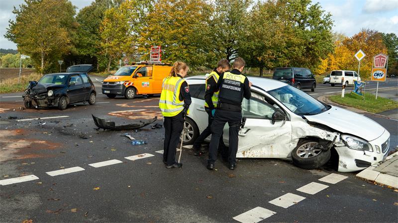 Der Fahrer des weißen Volvos sorgte mit einem Wendemanöver für einen schweren Unfall.