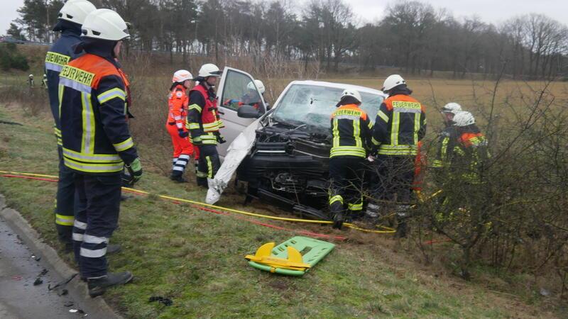 „Geisterauto“ schleudert in Vorgarten – Dreier-Crash auf A1 Der Fahrer dieses Transporters ist bei dem Unfall auf der A1 schwer verletzt worden. Feuerwehrleute musste ihn aus dem Unfallwrack befreien.