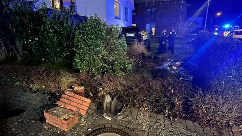 Der Fahrer durchbrach Mauer und Hecke im Bollweg in Buxtehude.