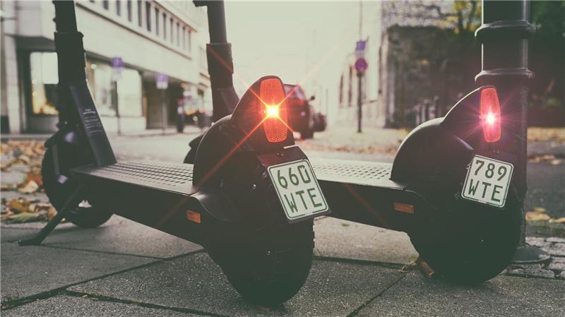 Unfall in Buxtehude: E-Scooter-Fahrer verletzt – Radfahrer flüchtet E-Scooter stehen auf einer Straße (Symbolbild).