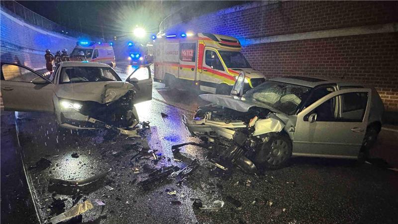 Der Fahrer eines Golfs war frontal mit einem Skoda zusammengestoßen.