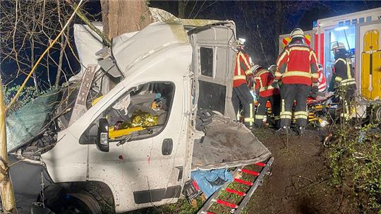 Der Fahrer eines Kleinlastwagens ist in Homfeld verunglückt.
