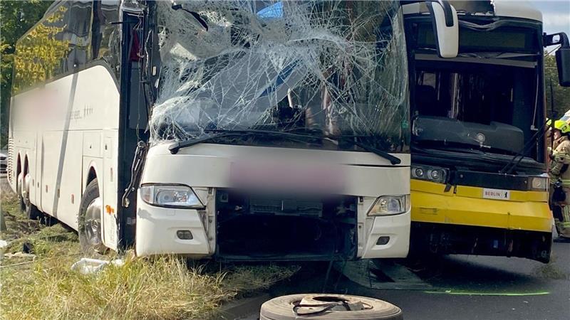 Tram und Reisebus stoßen in Mitte zusammen - Fahrer verletzt Der Fahrer eines Reisebusses wird bei einem Zusammenstoß mit einer Tram nahe dem Alexanderplatz schwer verletzt.