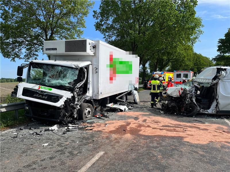 Der Fahrer eines Renault-Transporters (rechts) war in Höhe des Ortsausgangs in Elm in einer langgezogenen Rechtskurve auf die Gegenfahrbahn geraten. Foto: Vasel