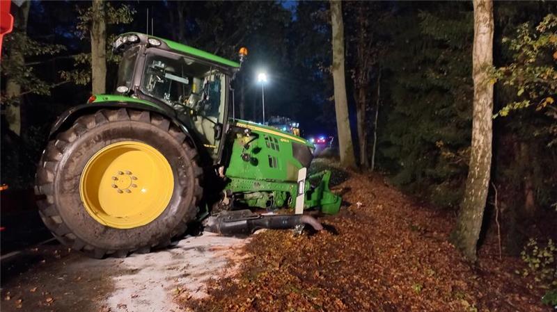 Der Fahrer eines Traktor John Deere mit Mulde ist am Dienstagmorgen in Nahrendorf bei Lüneburg verunfallt.
