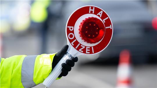 Der Fahrer eines VW Golf wollte die Polizeikontrolle in Buxtehude umgehen (Symbolbild).