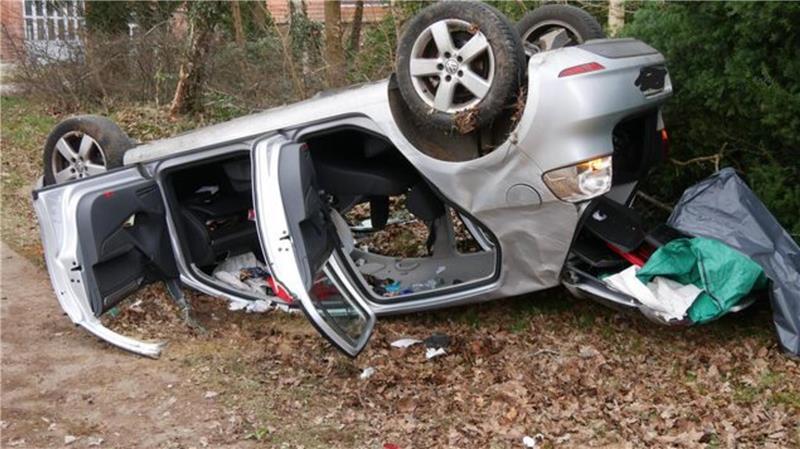 Der Fahrer erliegt seinen schweren Verletzungen trotz intensiver Bemühungen von Notarzt und Rettungsdienstpersonal. Am verunfallten Fahrzeug entsteht ein Totalschaden.