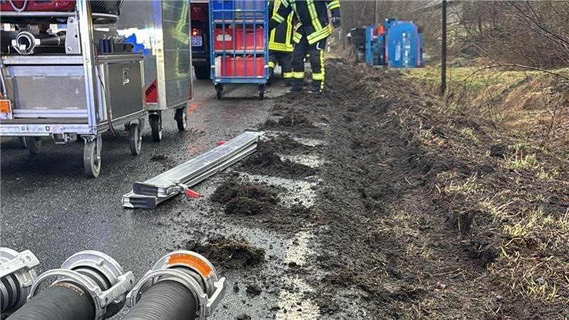 Der Fahrer geriet in den stark aufgeweichten Seitenraum und konnte das Fahrzeug nicht zurück auf die Straße lenken. Der Absatz war zu groß.