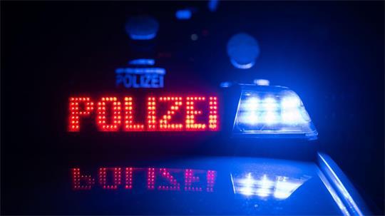 Der Fahrer geriet laut Polizei mit seinem Auto in den Gegenverkehr. (Symbolbild)