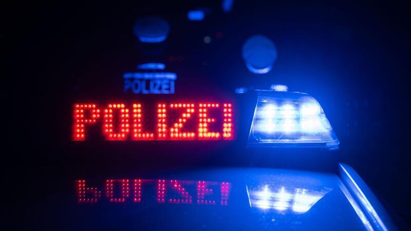 Der Fahrer geriet laut Polizei mit seinem Auto in den Gegenverkehr. (Symbolbild)