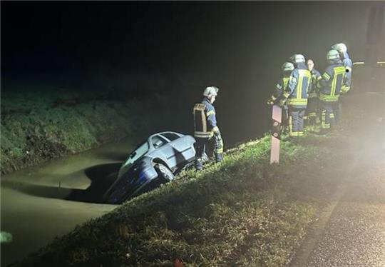 Der Fahrer hatte auf dem aufgeweichten Grünstreifen die Kontrolle verloren.