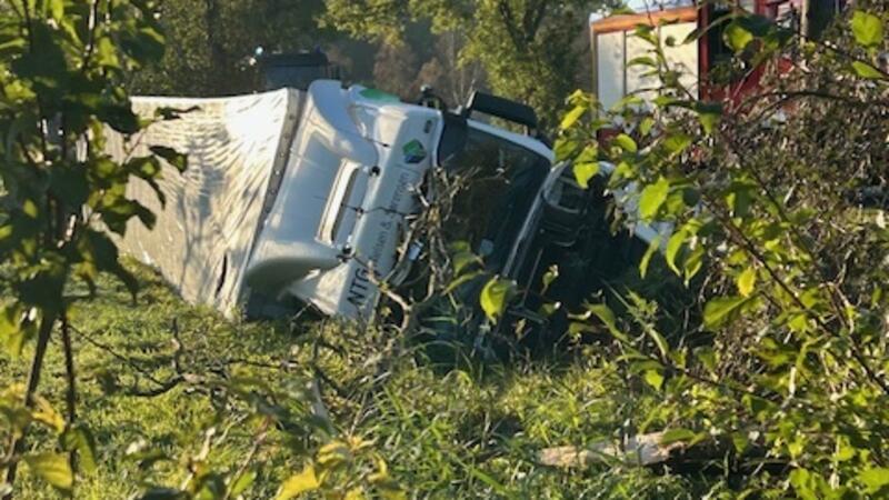 Lkw stürzt auf L111 in Wischhafen in Graben – Verkehrsbehinderungen möglich Der Fahrer hatte trotz des schweren Unfalls offenbar Glück im Unglück. Der Notarzt brauchte nicht einzugreifen.