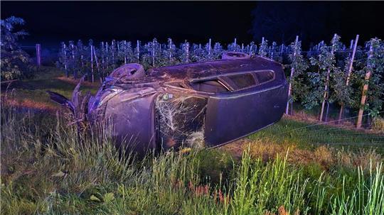 Der Fahrer ist mit seinem Auto von der Straße abgekommen, dabei überschlug sich sein Auto.