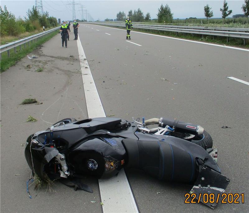 Der Fahrer kollidierte mehrfach mit der Mittelplanke.