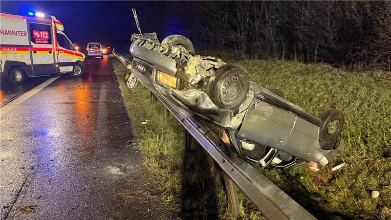 Audi schleudert bei Hollenstedt über Leitplanke – Schnell kommt ein Verdacht auf Der Fahrer konnte sich nicht mehr selbst aus dem Unfallwrack befreien.